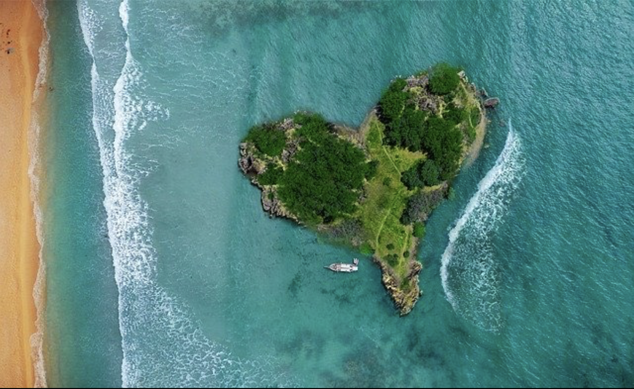 綺麗な海とハートの島